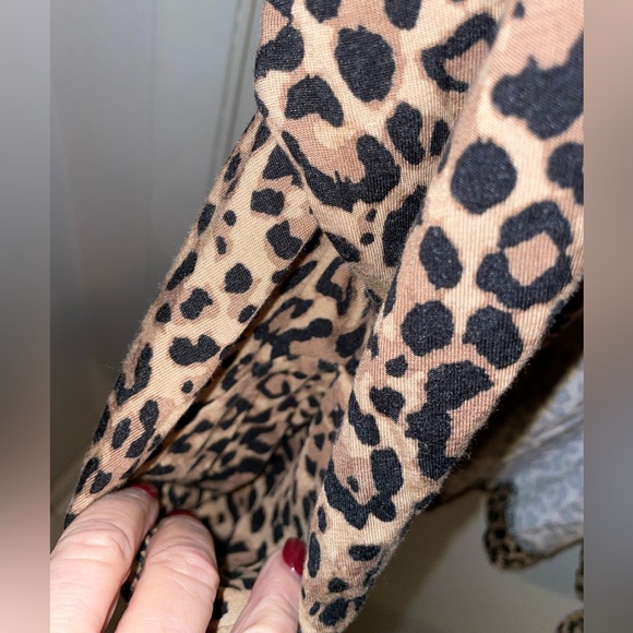 3X Cheetah 🐆 Cadigan. Has 2 pockets and is cuffed at the wrist. - Picture 5 of 7
